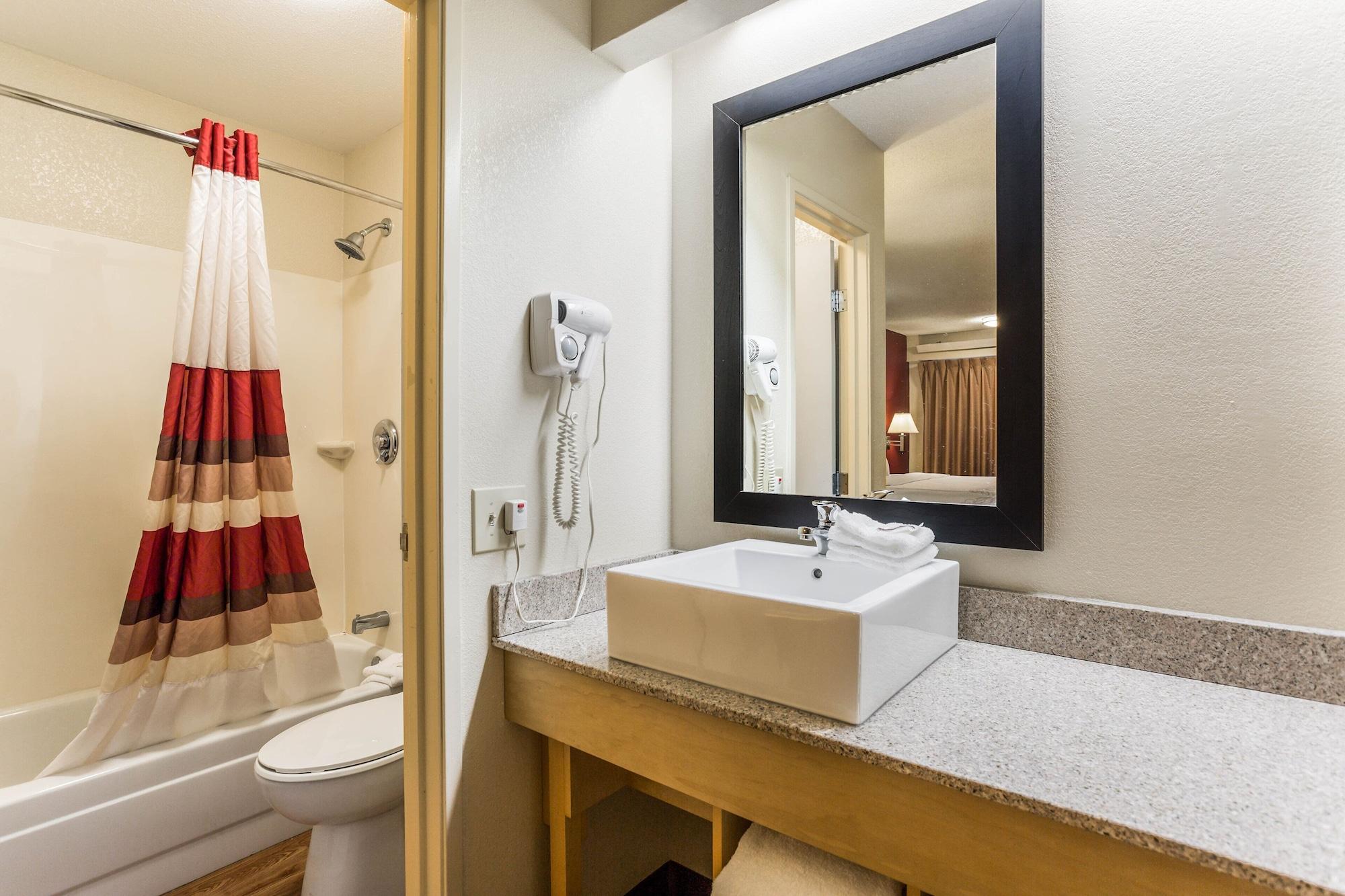 Hotel Red Roof Plus+ Nashville North Goodlettsville